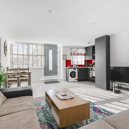 Smart 1 Bedroom Apartment In Central Woking Exterior photo
