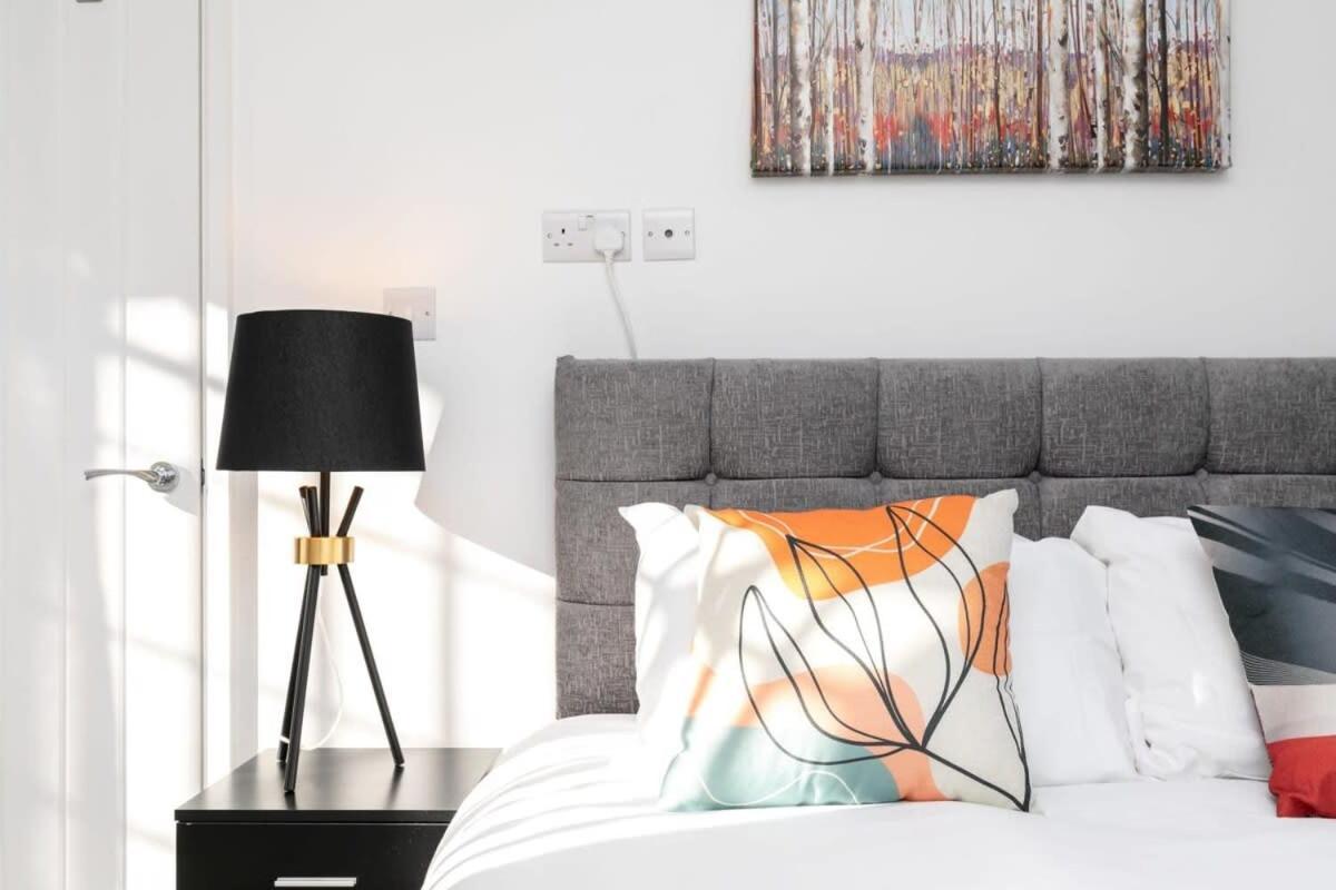 Smart 1 Bedroom In Apartment Woking