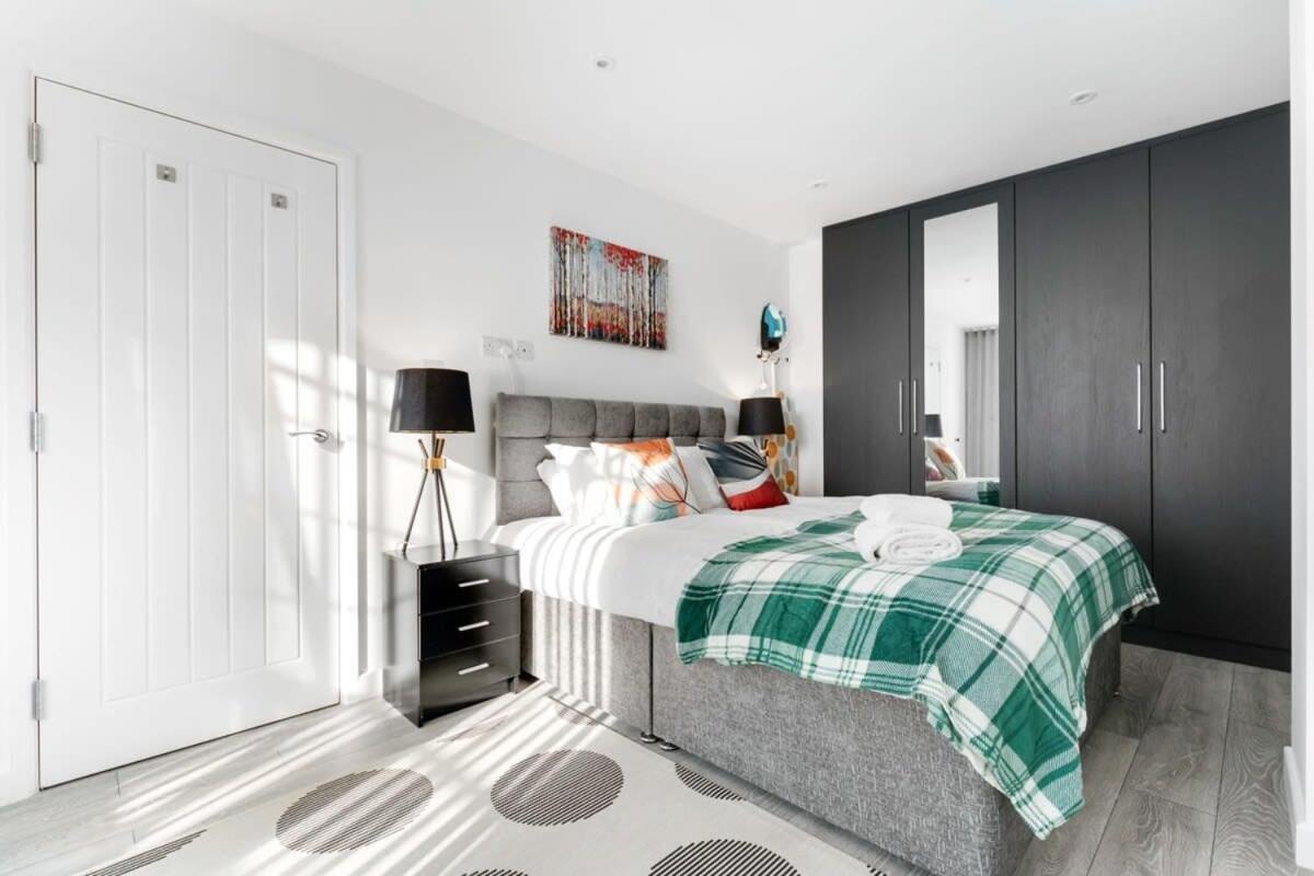 Smart 1 Bedroom In * Woking