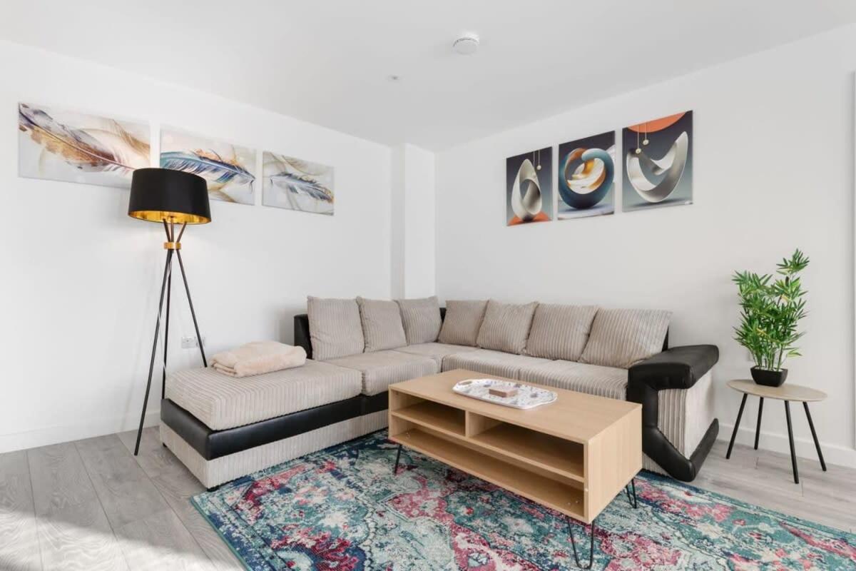 Smart 1 Bedroom In Apartment Woking